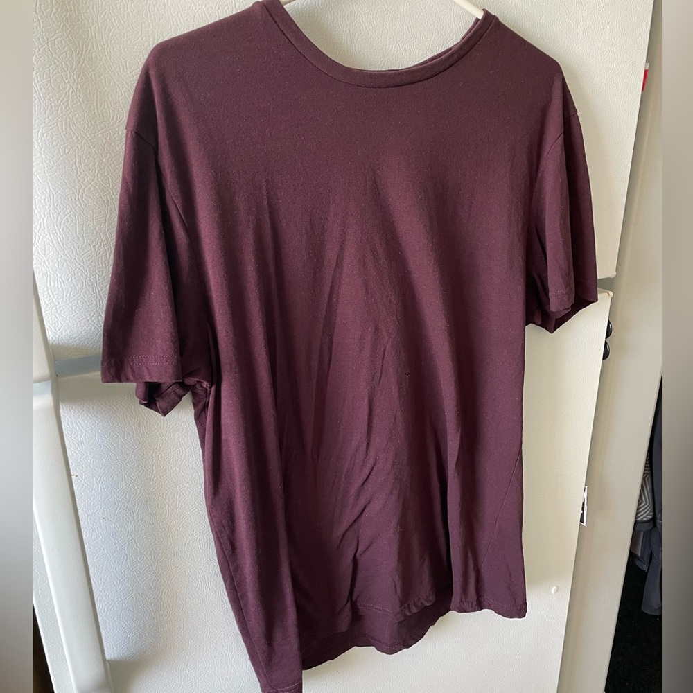 Basic Urban Heritage Men’s tee in (size L) Burgundy